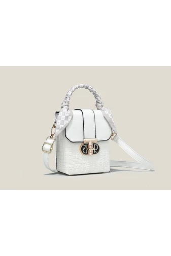 Crossbody Táska Lakkbőrböl Fehér mérete 17*13*8cm