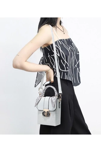 Crossbody Táska Lakkbőrböl Fehér mérete 17*13*8cm