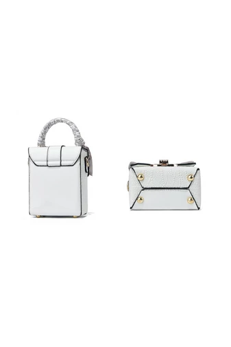Crossbody Táska Lakkbőrböl Fehér mérete 17*13*8cm