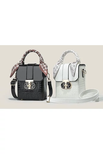 Crossbody Táska Lakkbőrböl Fehér mérete 17*13*8cm