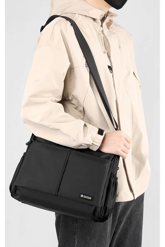 Férfi crossbody táska Sötétkék vízálló anyagból méret (25*33*13cm)