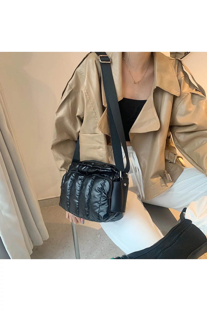 Fekete vízálló válltáska/crossbody táska (25x20x8cm)