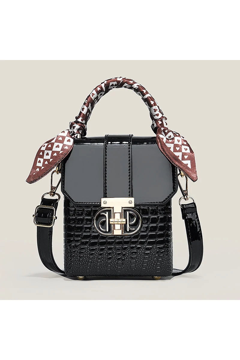 Crossbody Táska Lakkbőrböl Fekete mérete 17*13*8cm