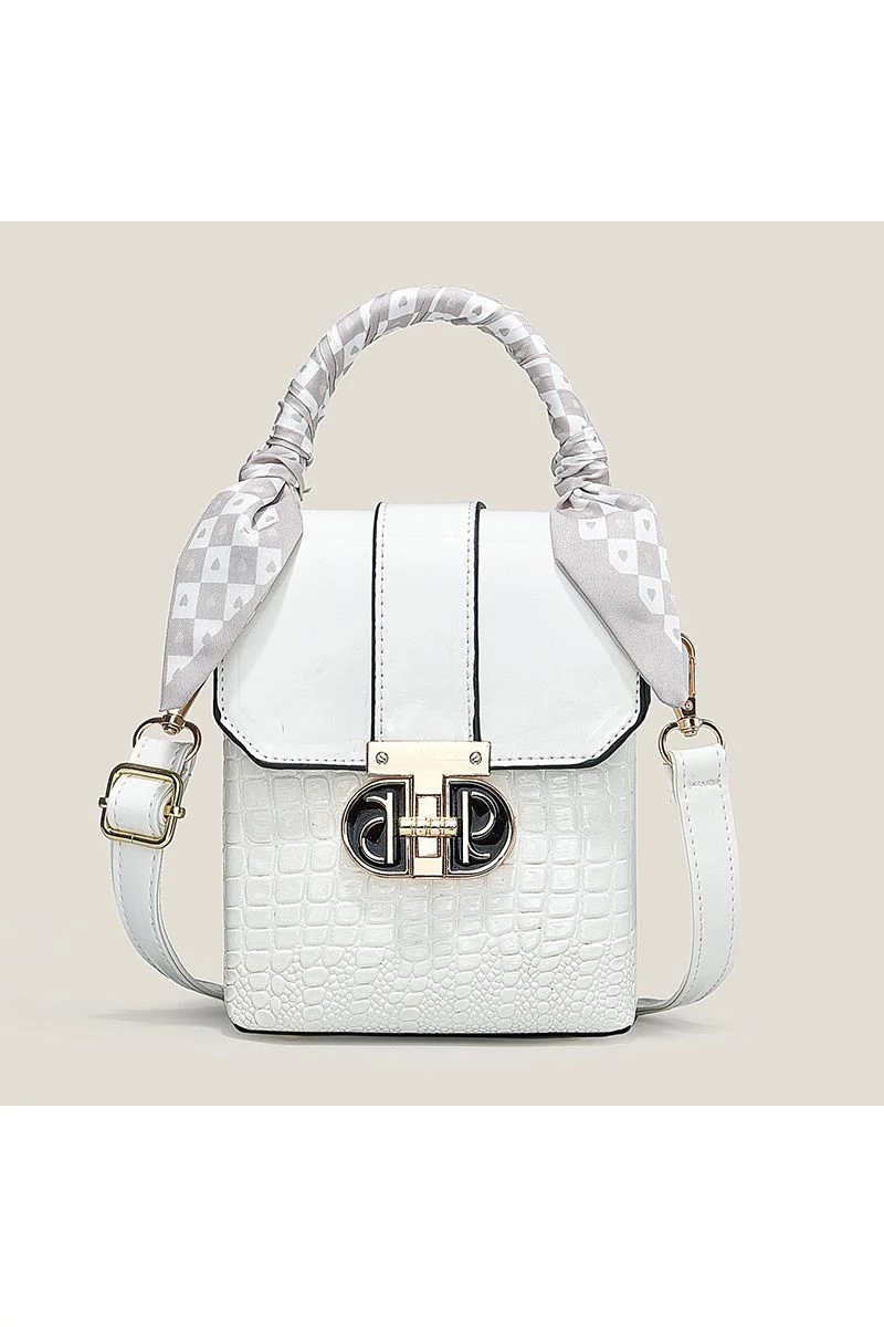 Crossbody Táska Lakkbőrböl Fehér mérete 17*13*8cm