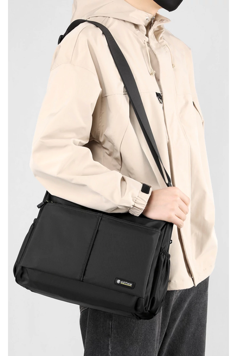 Férfi crossbody táska fekete vízálló anyagból méret (25*33*13cm)