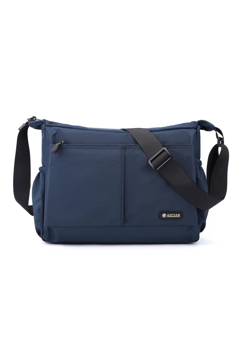 Férfi crossbody táska Sötétkék vízálló anyagból méret (25*33*13cm)