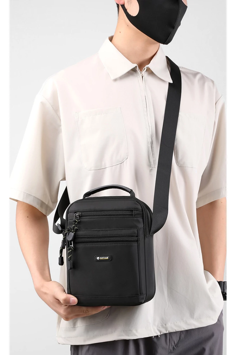 Férfi fekete vízálló crossbody táska (25x21x8cm)